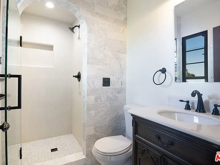 3475 N Knoll Dr — Photo 28
