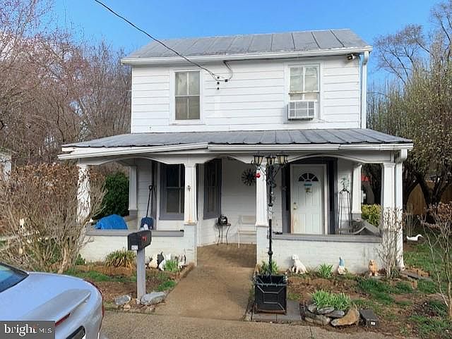 2nd image of 422 E 1st Ave