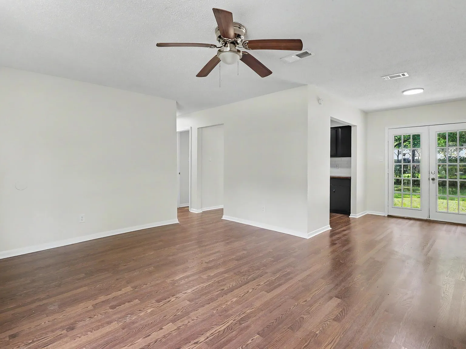 4136 Mimosa Dr — Photo 2