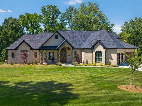7955 Valley View Dr, Clemmons, NC 27012