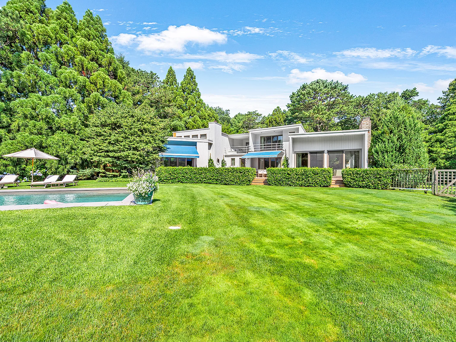 Luxurious Summer Escape in Wainscott South — Photo 3