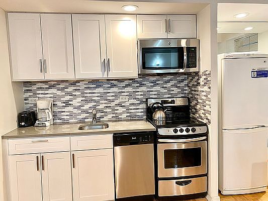 4th image of 150 W 51st St #14011