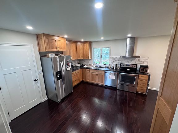 4th image of 8 Hillview Dr