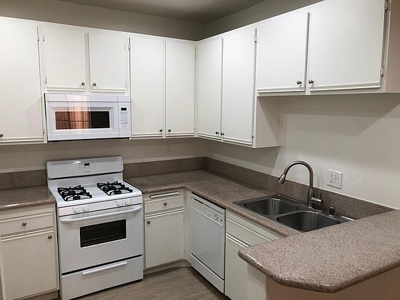 2nd image of 14014 Moorpark St