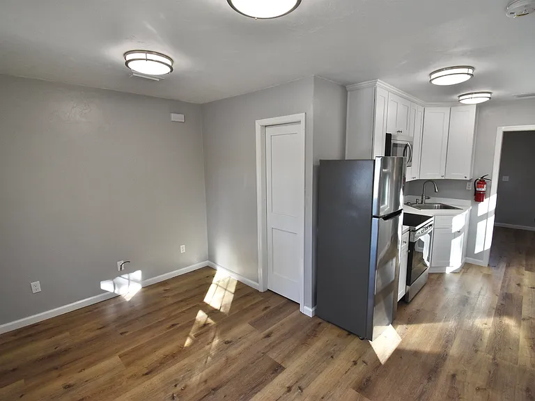 626 W Georgia St #B — Photo 4