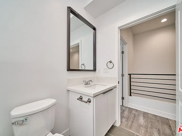 601 W 41st Pl — Photo 11