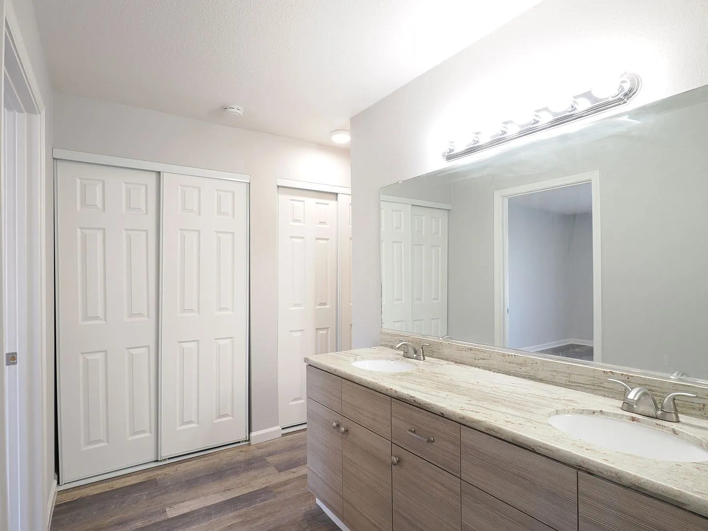 Bart Plaza Apartments — Photo 3