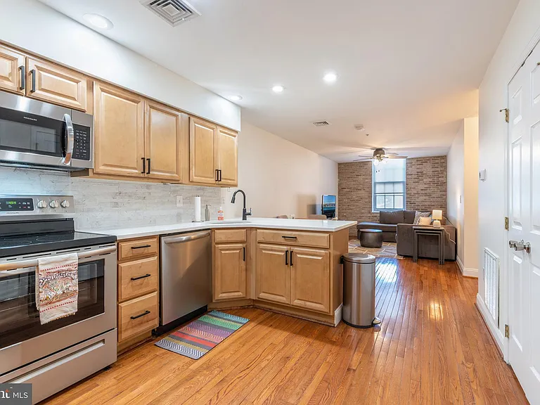 209 N 3rd St #3B — Photo 4