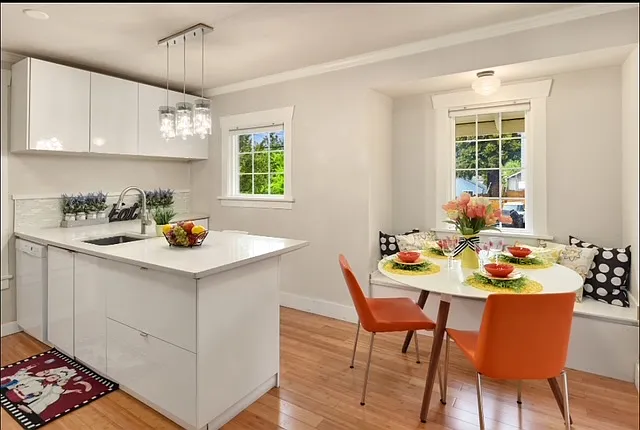 Notice the sitting window and room for bar stools: enjoy cooking with fellowship!