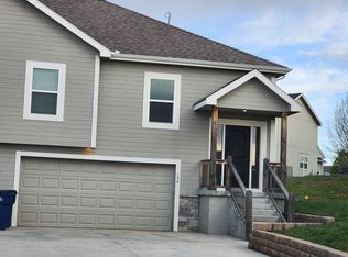 150 S Whilshire Dr, Tonganoxie, KS 66086