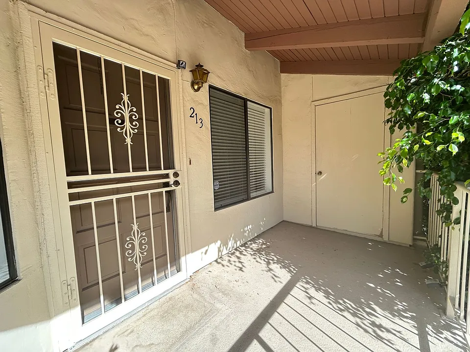 1017 E Maryland Ave #213