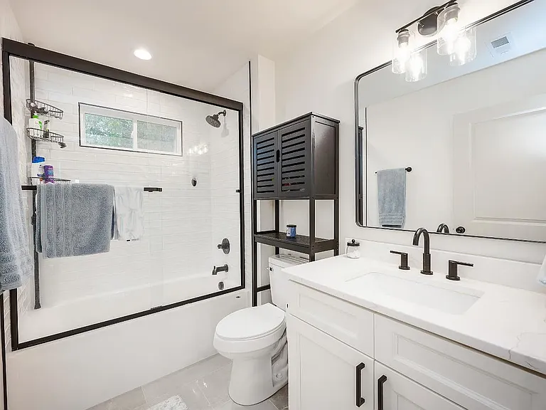 526 Essex St — Photo 16