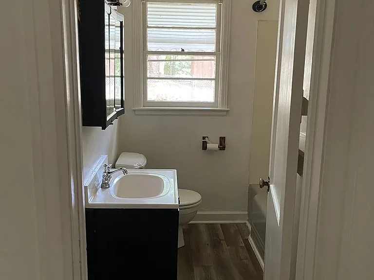 811 W Elm St — Photo 32