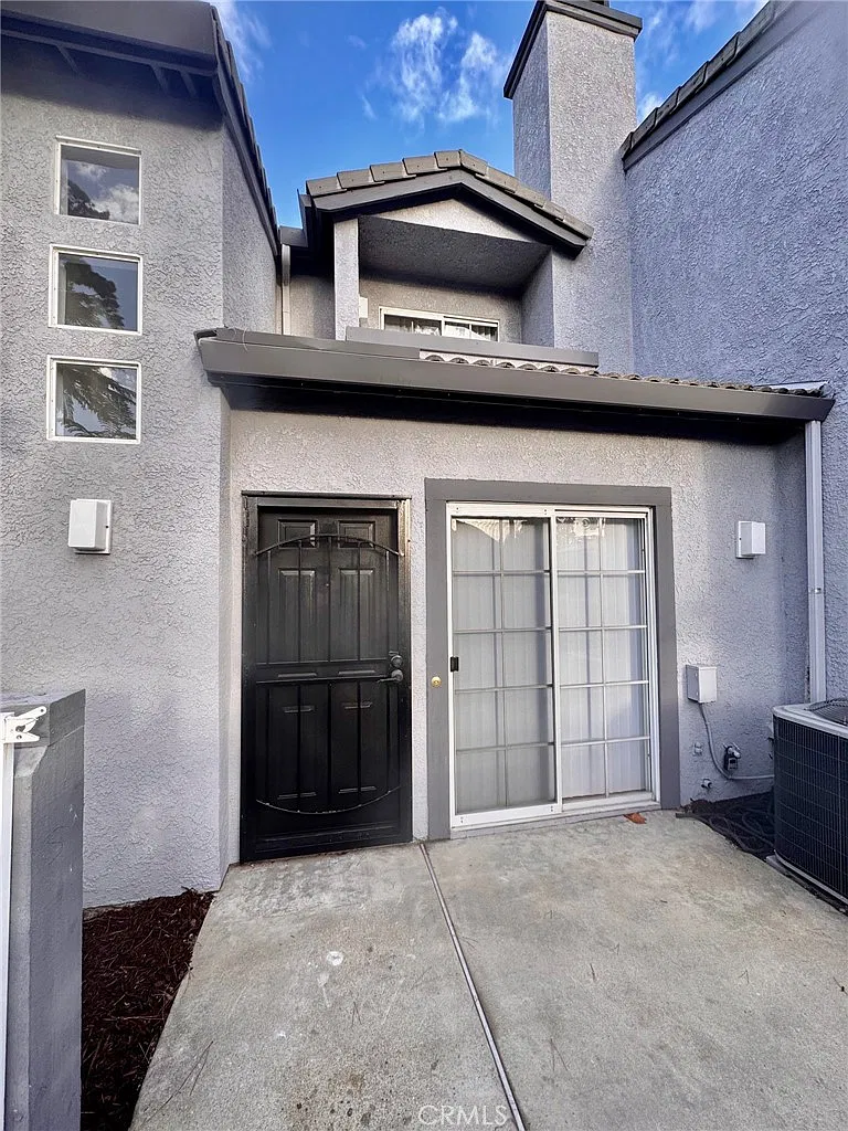 2 bed, 2.5 bath, 984 sqft, $2,500 — Photo 2