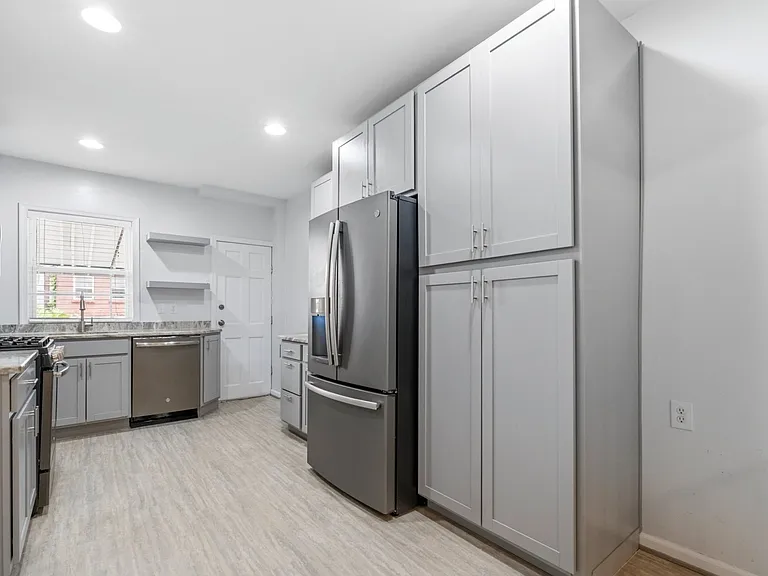 831 Wellington St — Photo 5