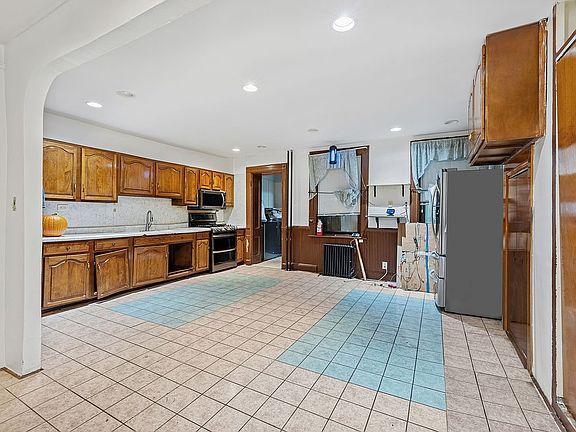 5th image of 228 Jefferson Ave