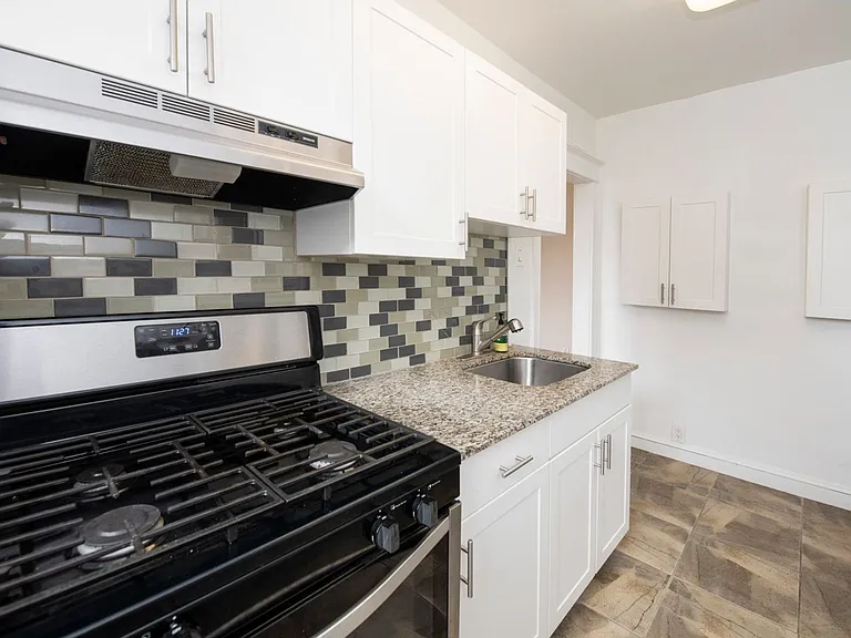 Upsal Gardens Apartments- Beautiful historical building with breathtaking charm! — Photo 30
