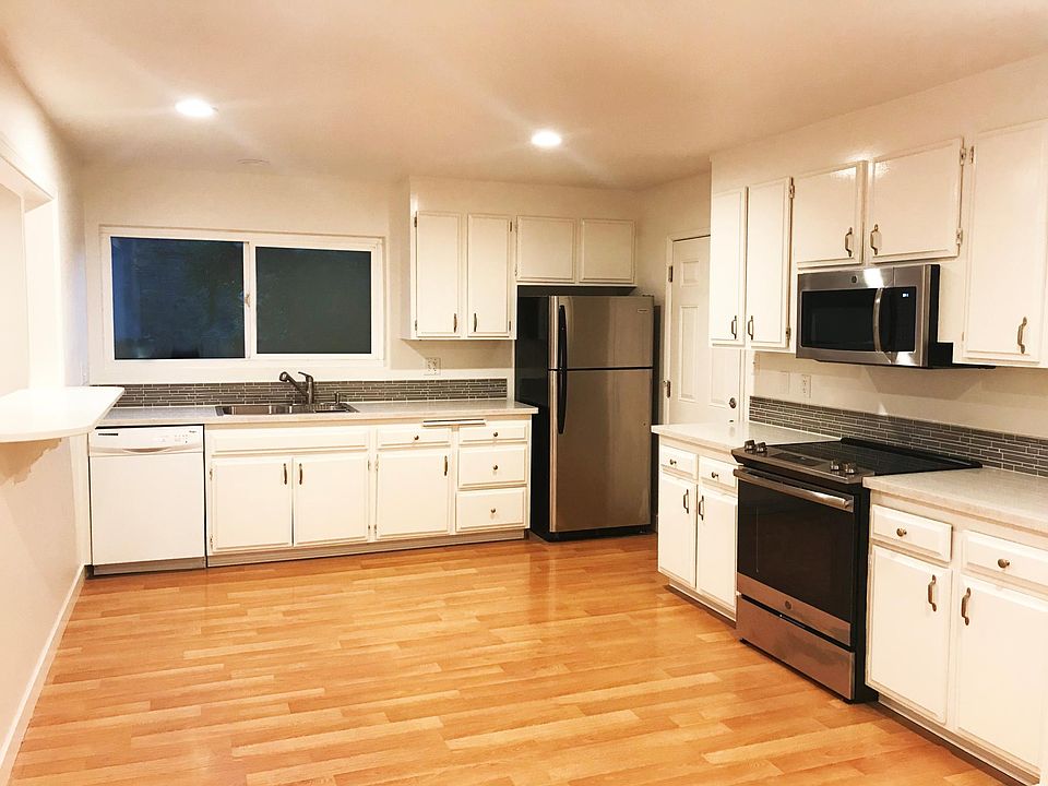 Beautiful spacious kitchen. New appliances