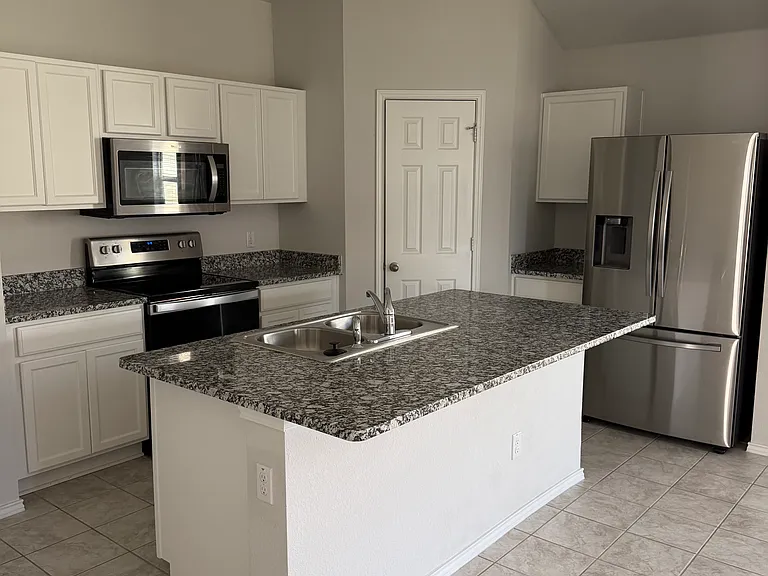712 Taggart Trl — Photo 2