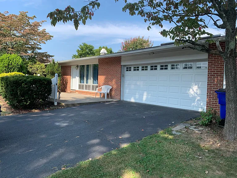 307 Wakefield Pl — Photo 2