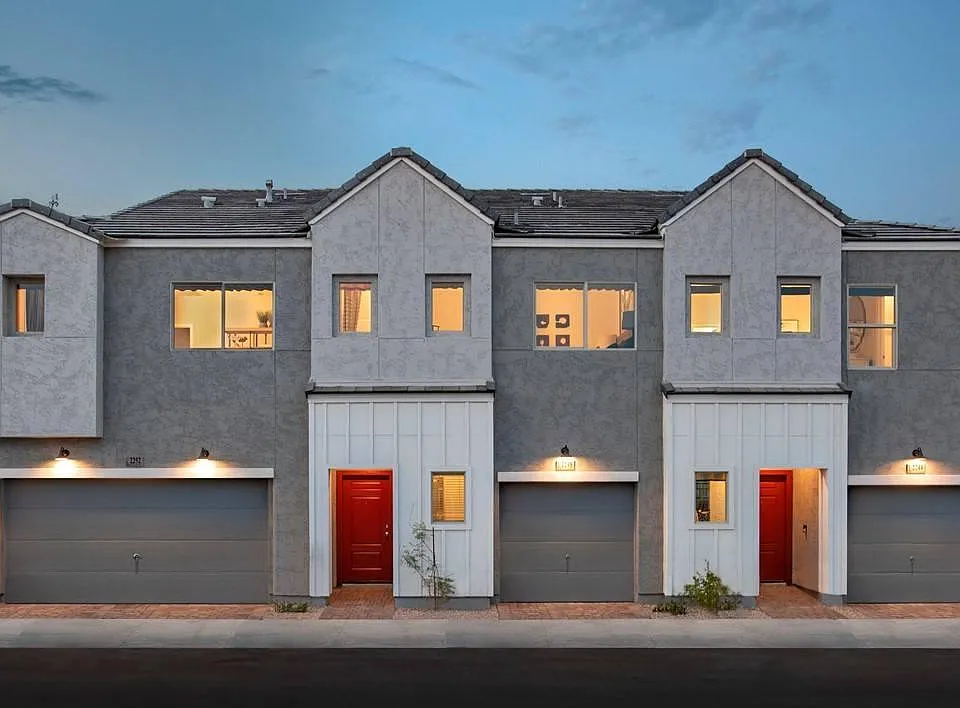 2224 W Harmont Dr