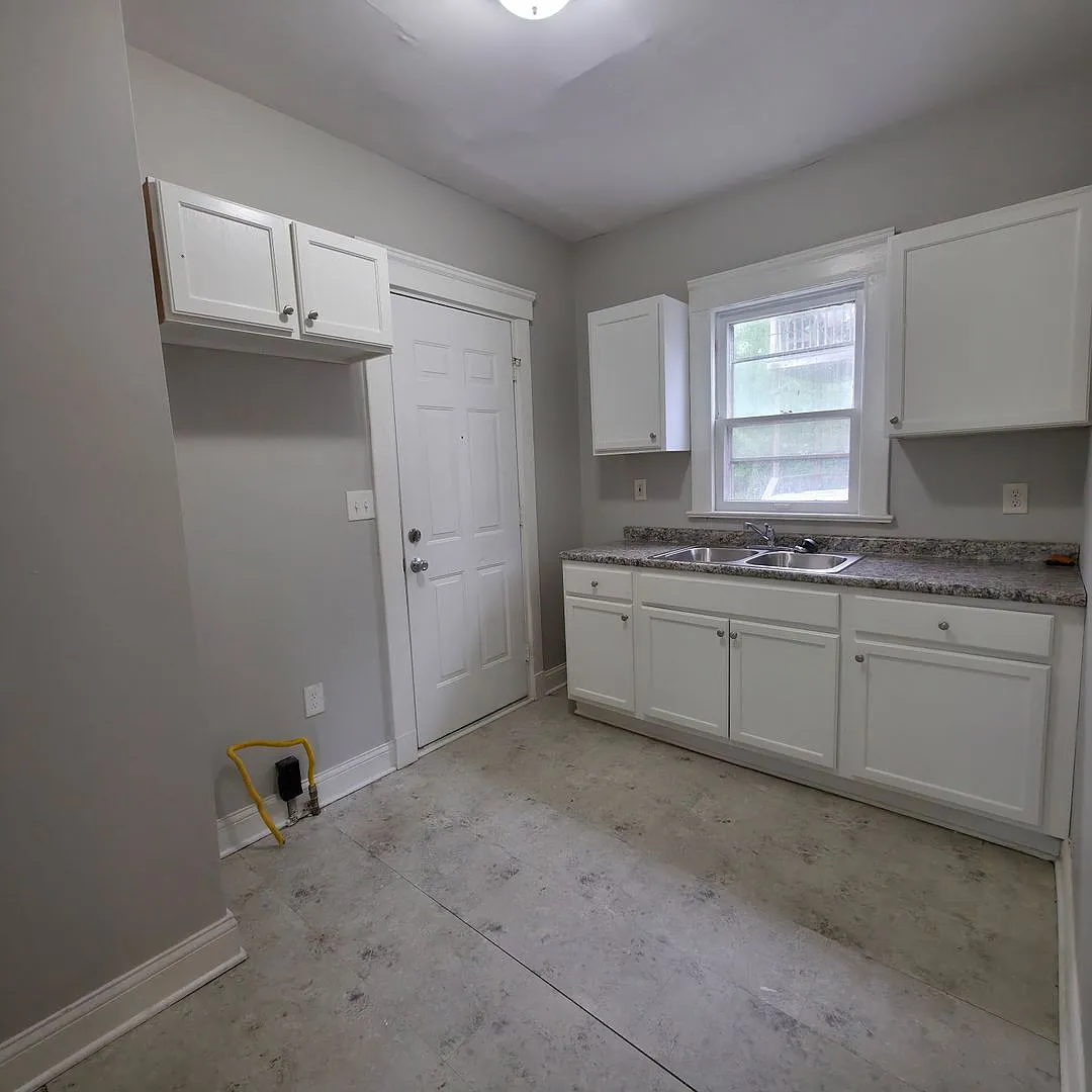 Single Family Home 4 beds 1.5 bath Available Now! — Photo 3