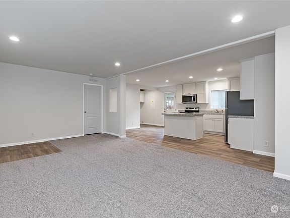 4th image of 16900 Silverbell Court SE