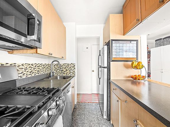 5th image of 420 E 64th St APT E6e