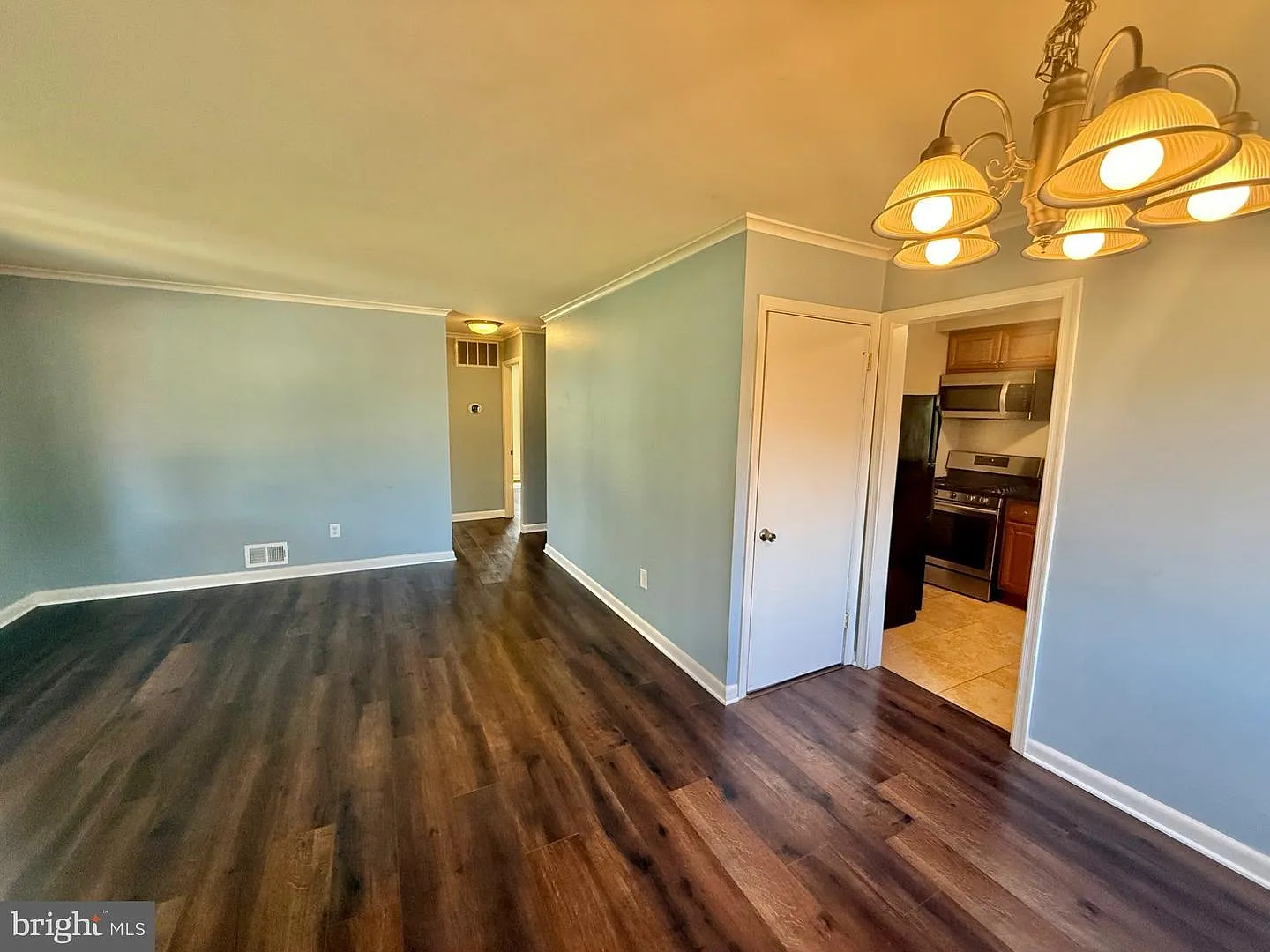 4 bed, 1976 sqft, $2,999 — Photo 4