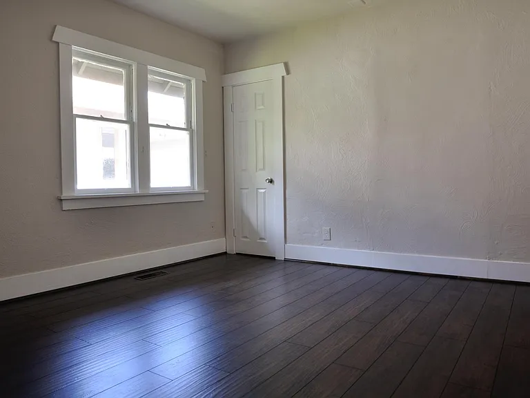 4043 4th Ave NE — Photo 3