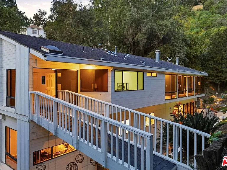 2350 Benedict Canyon Dr — Photo 55