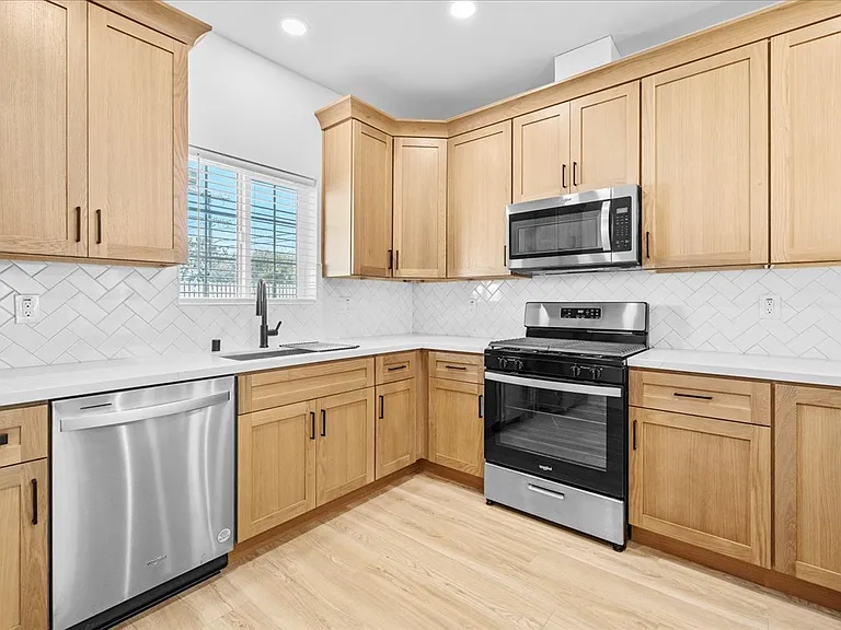 3884 Alsace Ave — Photo 7