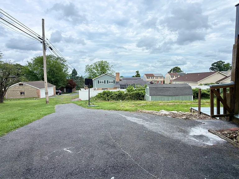 1015 E Hamilton St — Photo 54