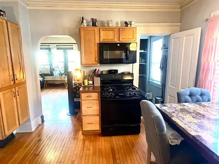 715 E Wright St — Photo 5
