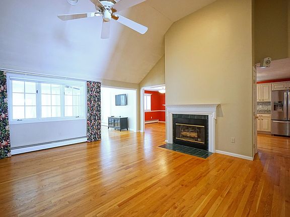 3rd image of 28 Julia Dr