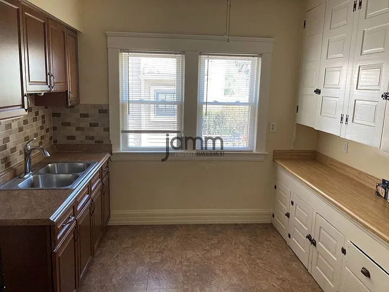 1285 W 105th St #1285 W 105TH ST LOWE — Photo 11
