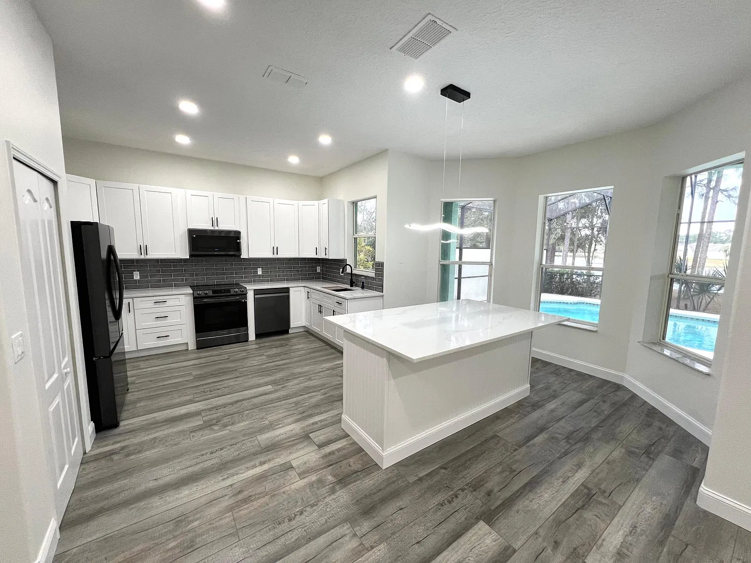 4 bed, 3017 sqft, $4,200 — Photo 2