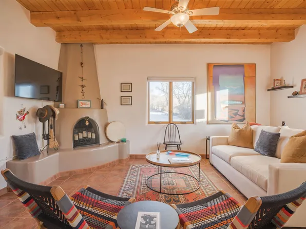 518 Dolan St APT F, Taos, NM 87571