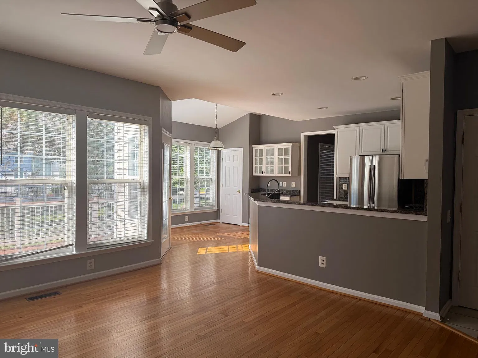 4 bed, 4.5 bath, 3144 sqft, $4,300 — Photo 3