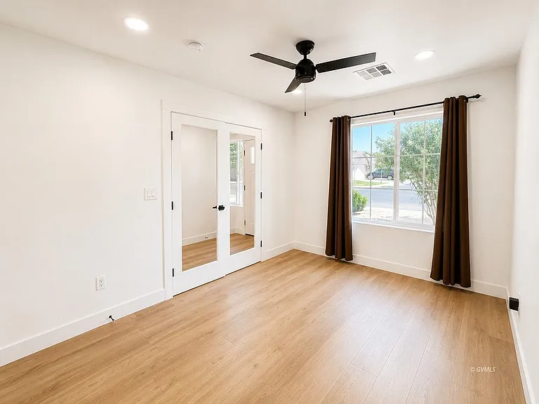 1600 E Kelson Pl — Photo 2