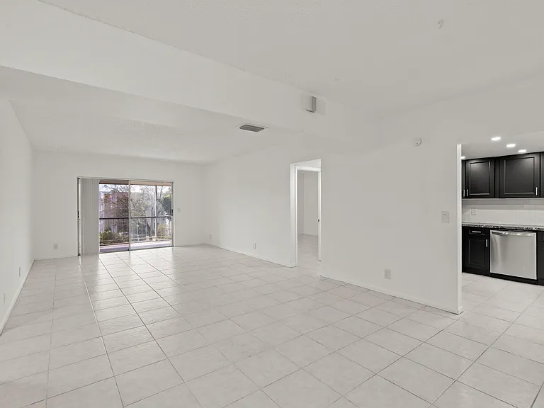 626 NW 13th St #310 — Photo 4