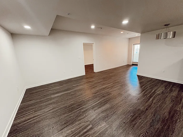 6332 Woodman Ave #4 — Photo 3