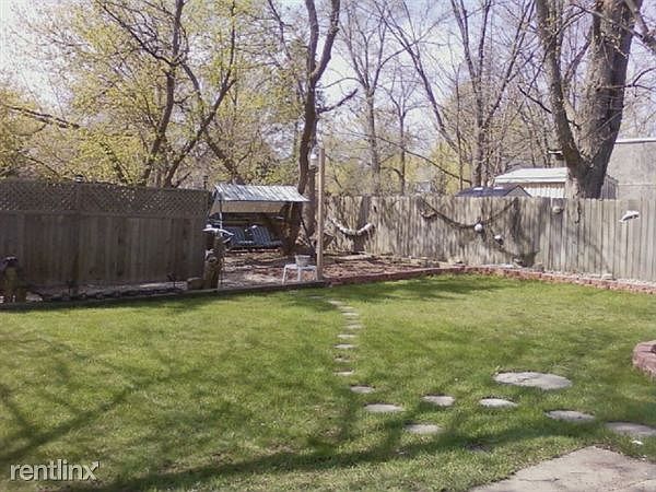 522 S. Michigan back yard north