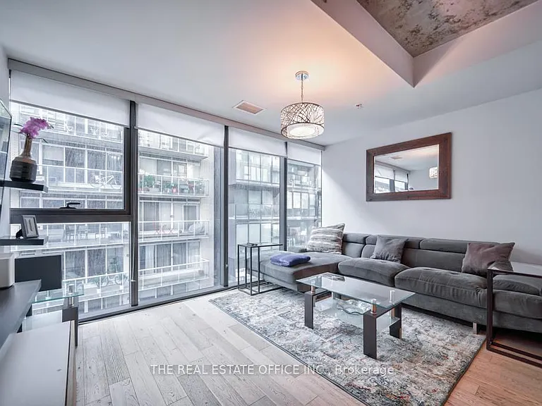 629 King St W #331 — Photo 1