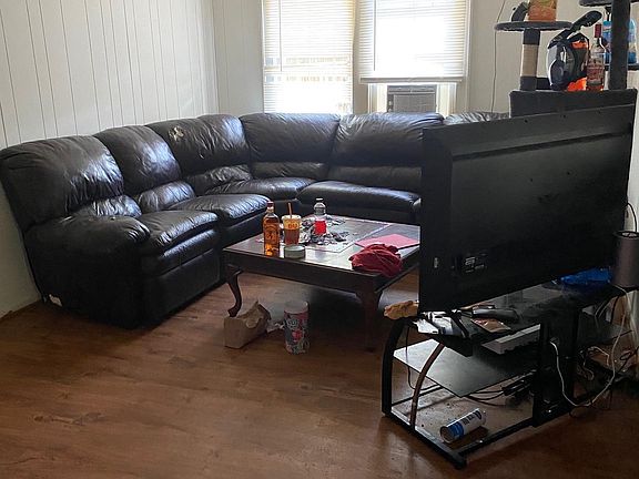 3rd image of 213 Pinewood St