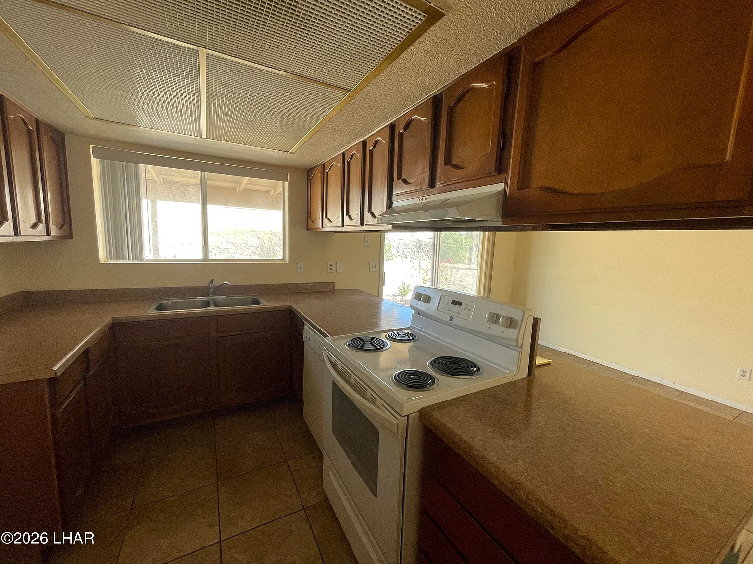3 bed, 2.0 bath, 1392 sqft, $1,550 — Photo 2