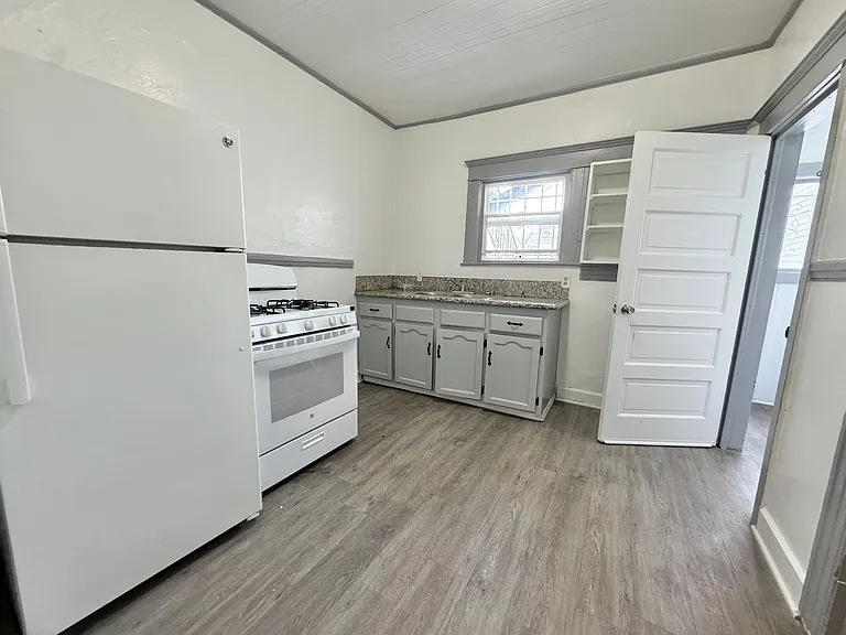930 Albany St — Photo 16