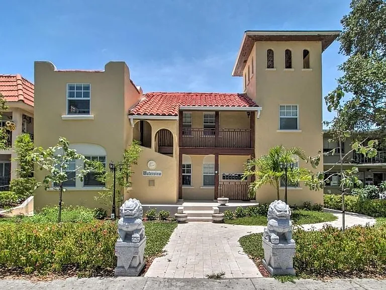 407 S Lakeside Dr — Photo 1