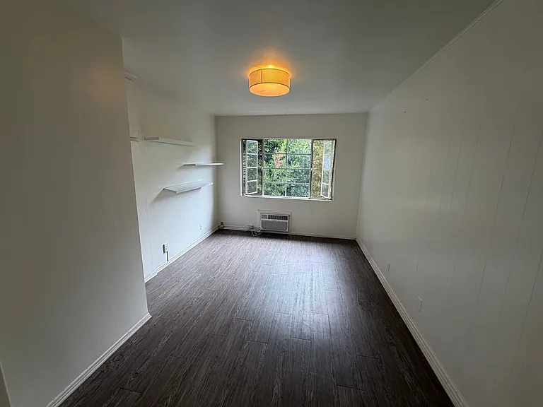 1560 N Laurel — Photo 7