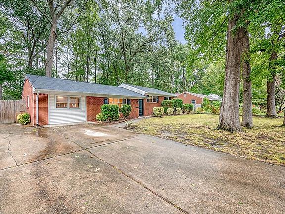 Large driveway w/ access to backyard